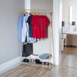 Relaxdays Garderobenständer Sandra, 10020565, Mit 2 Ablagen & 4 Haken, Metall, Hellbraun -Einrichtungsgeschäft 4637ec5e6aa467df0746beb146f08dcbeabecafd garderobenstaender relaxdays sandra 10020565