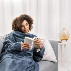 Navaris Heizdecke Snuggy, Mit Ärmeln, Dunkelblau, 9 Temperaturen, Abschaltautomatik, 195 X 125cm -Einrichtungsgeschäft e1af43d53d0d34fe459bd688723c612e223668d4 heizdecke navaris mit aermeln und tasche blaucreme